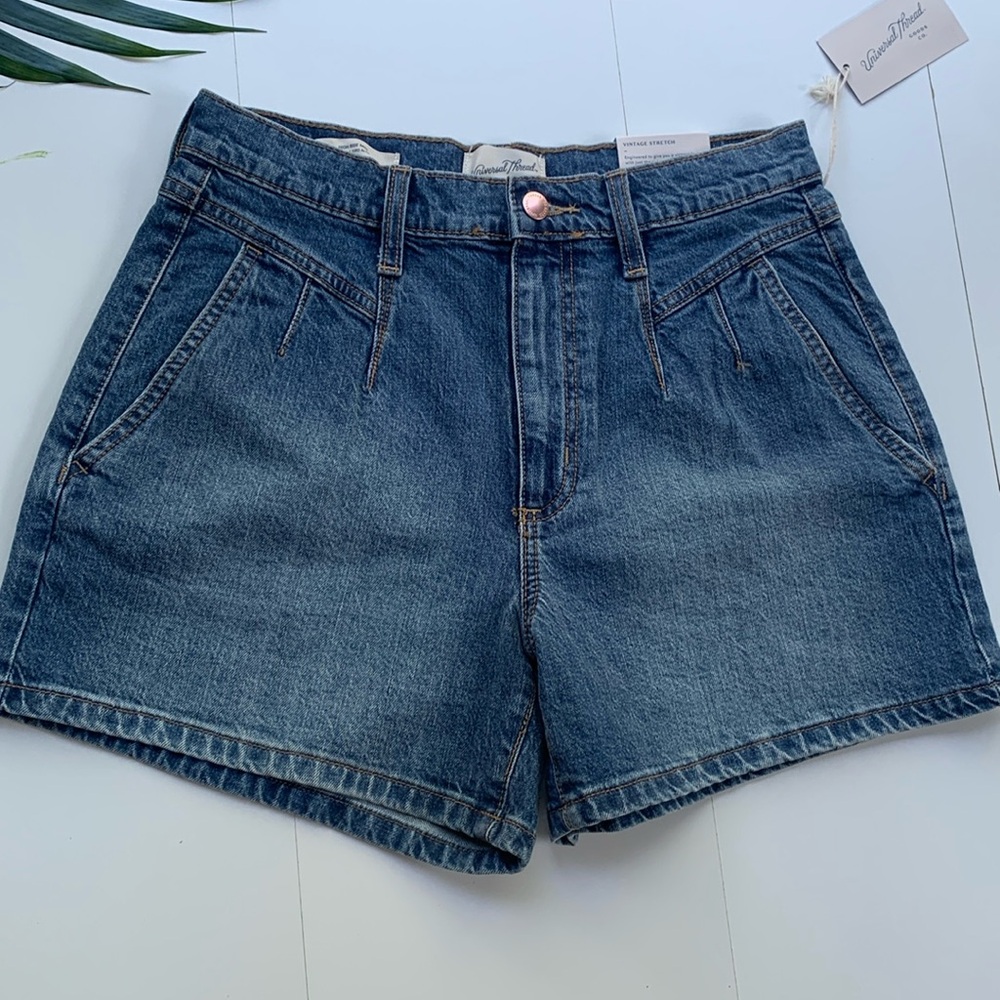 Universal Thread Short